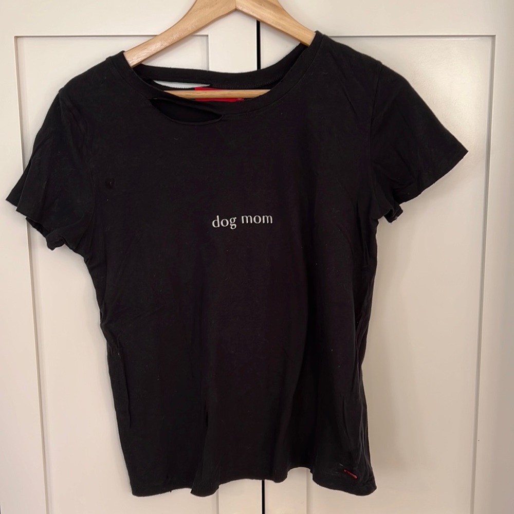 n: PHILANTHROPY dog mom T-shirt